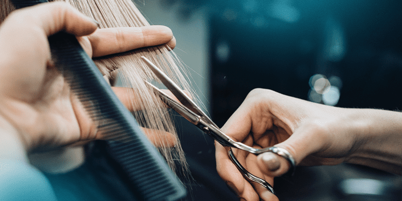 Mito ou verdade: cortar as pontas do cabelo faz o fio crescer mais rápido?